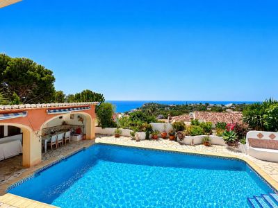 Pool und Terrasse mit Meerblick