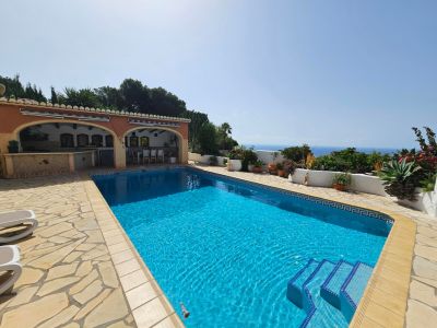 Pool mit Meerblick
