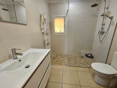 Badezimmer mit Dusche