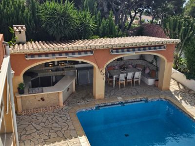 Pool und Grillbereich