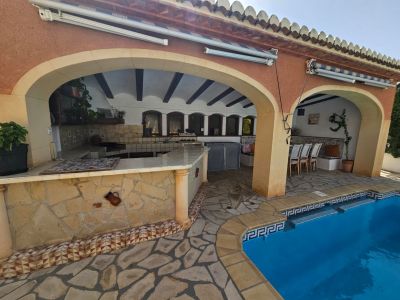 Grillbereich und Pool