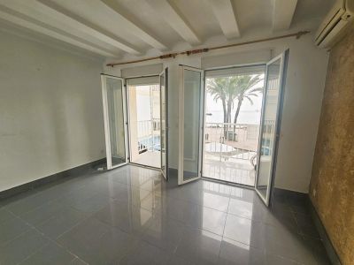 Wohnzimmer mit Zugang zum Balkon
