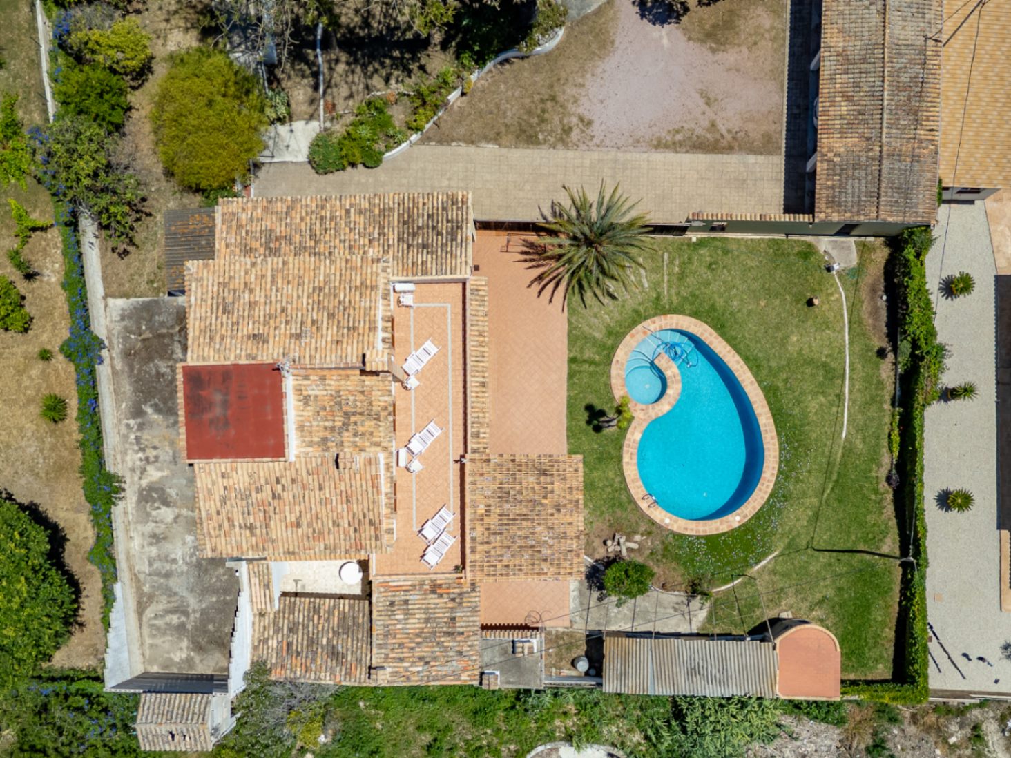 Luftaufnahme von Haus und Pool