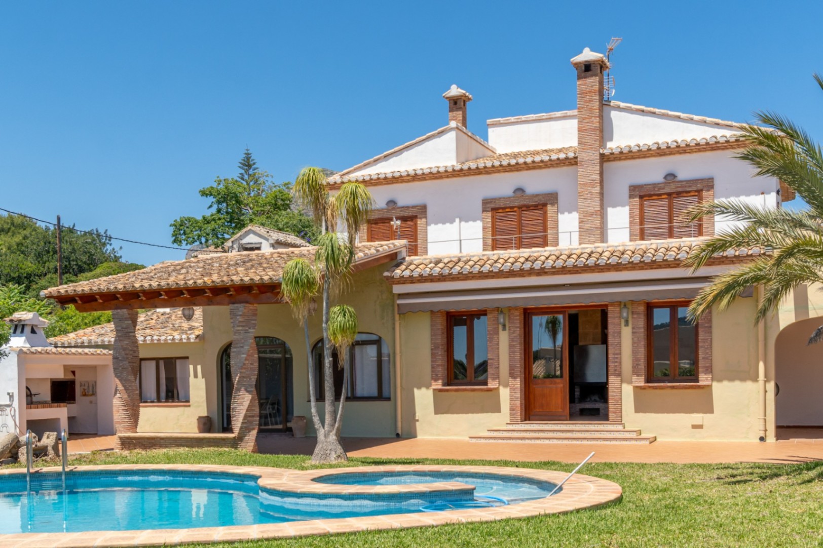 Außenansicht der Villa mit Pool