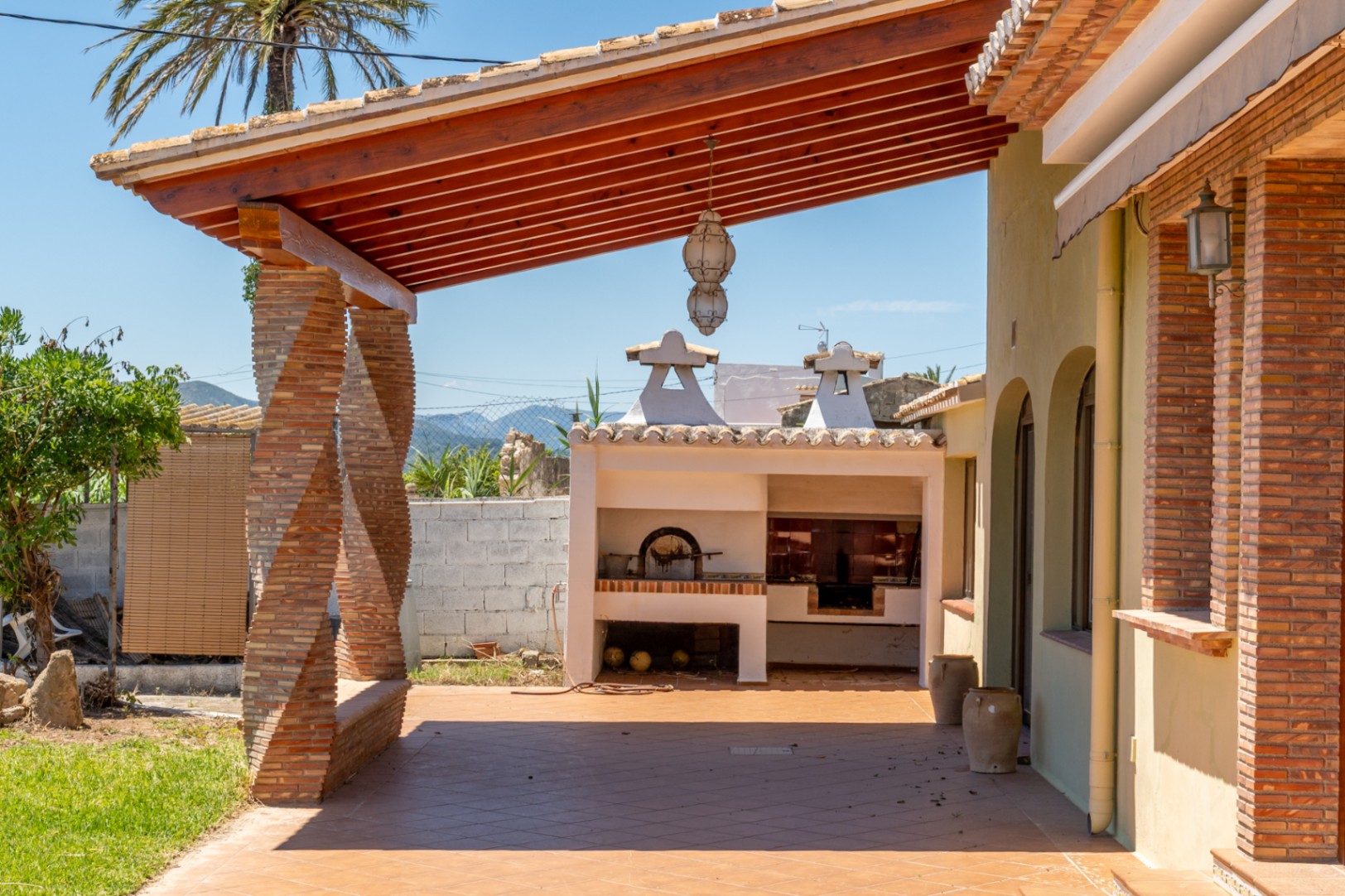 Überdachte Terrasse mit Grillbereich