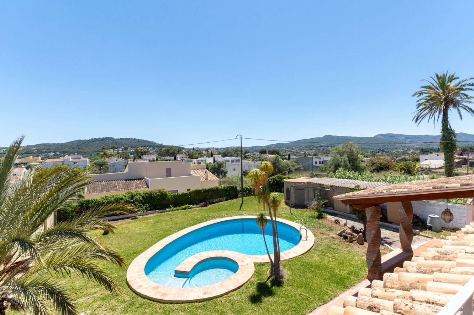 Garten mit Swimmingpool