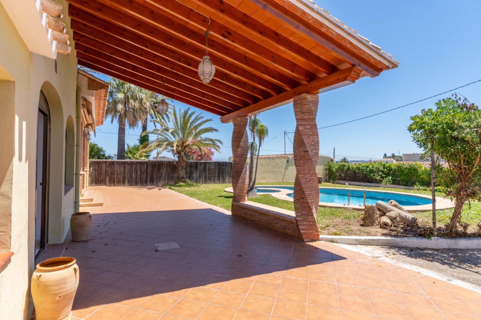 Überdachte Terrasse mit Pool