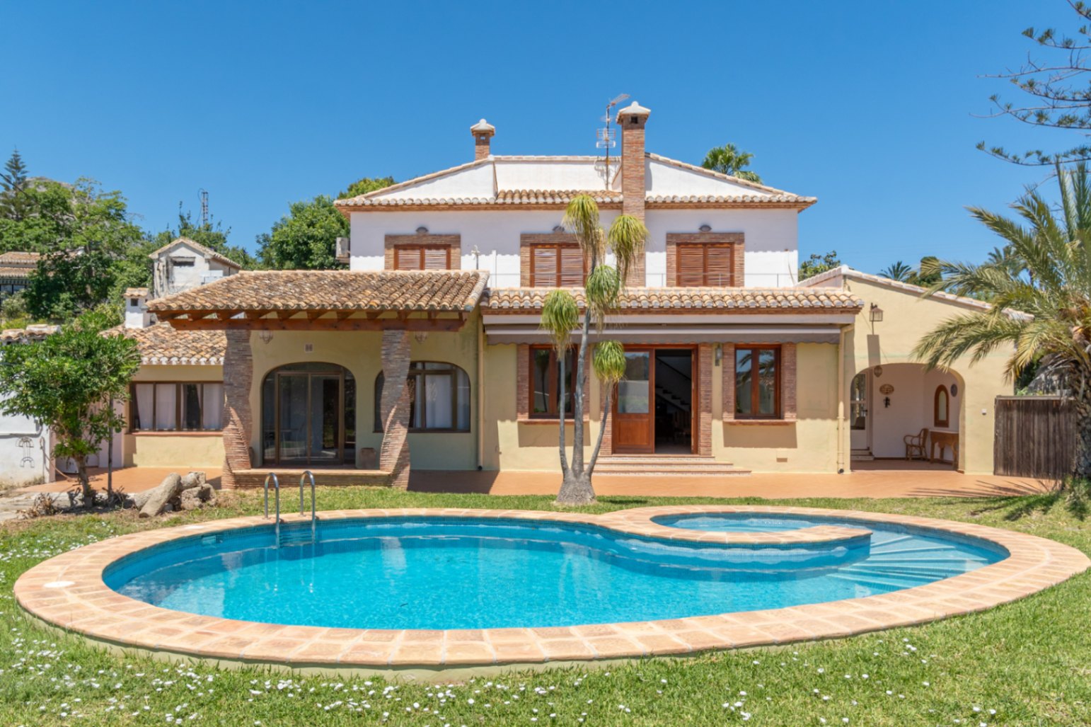 Außenansicht der Villa mit Pool
