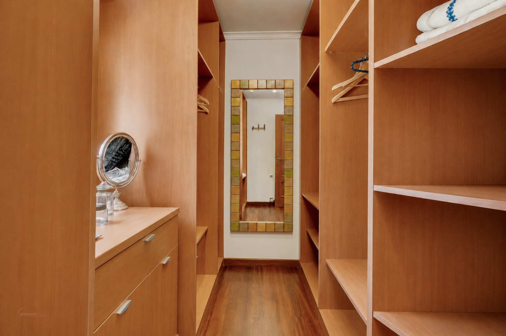 Begehbarer Kleiderschrank