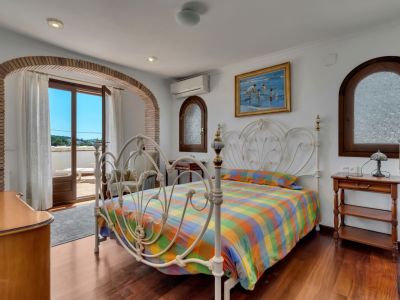 Schlafzimmer mit Zugang zur Terrasse