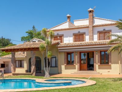 Außenansicht der Villa mit Pool