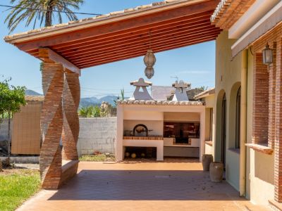 Überdachte Terrasse mit Grillbereich