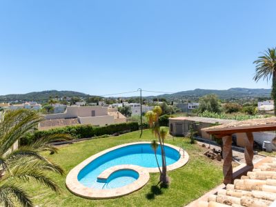 Garten mit Swimmingpool