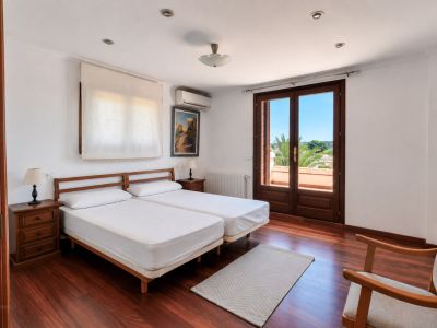 Schlafzimmer mit Balkonzugang