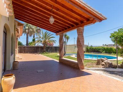 Überdachte Terrasse mit Pool