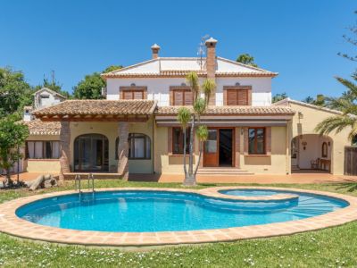 Außenansicht der Villa mit Pool