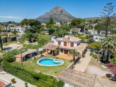 Luftaufnahme der Villa mit Pool