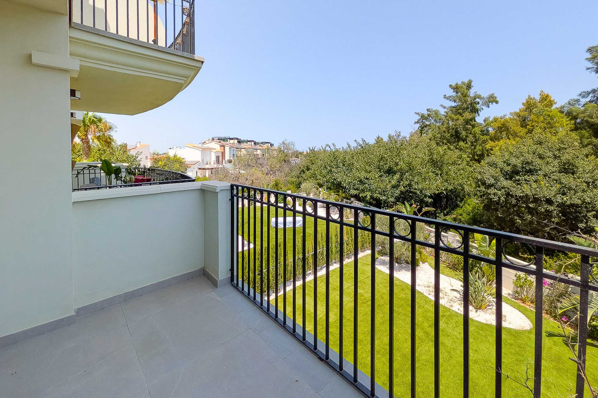 Terrasse mit Blick auf den Garten