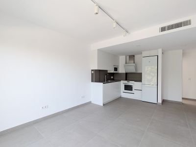 Wohnzimmer mit offener Küche