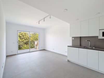 Wohnzimmer mit offener Küche