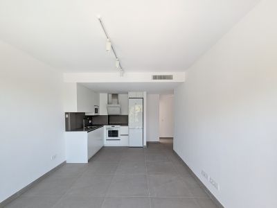 Wohnzimmer mit offener Küche