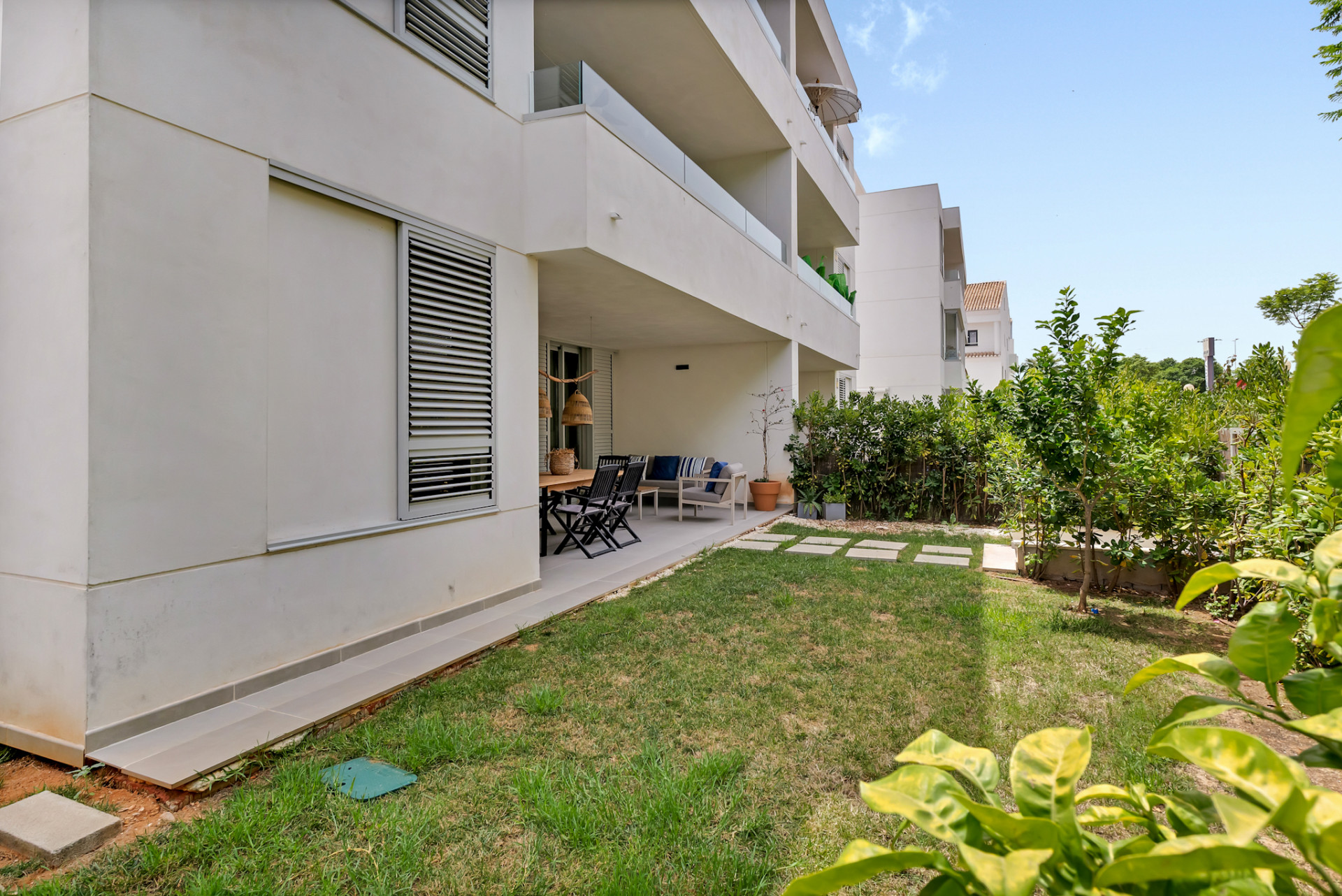 Privater Garten und überdachte Terrasse