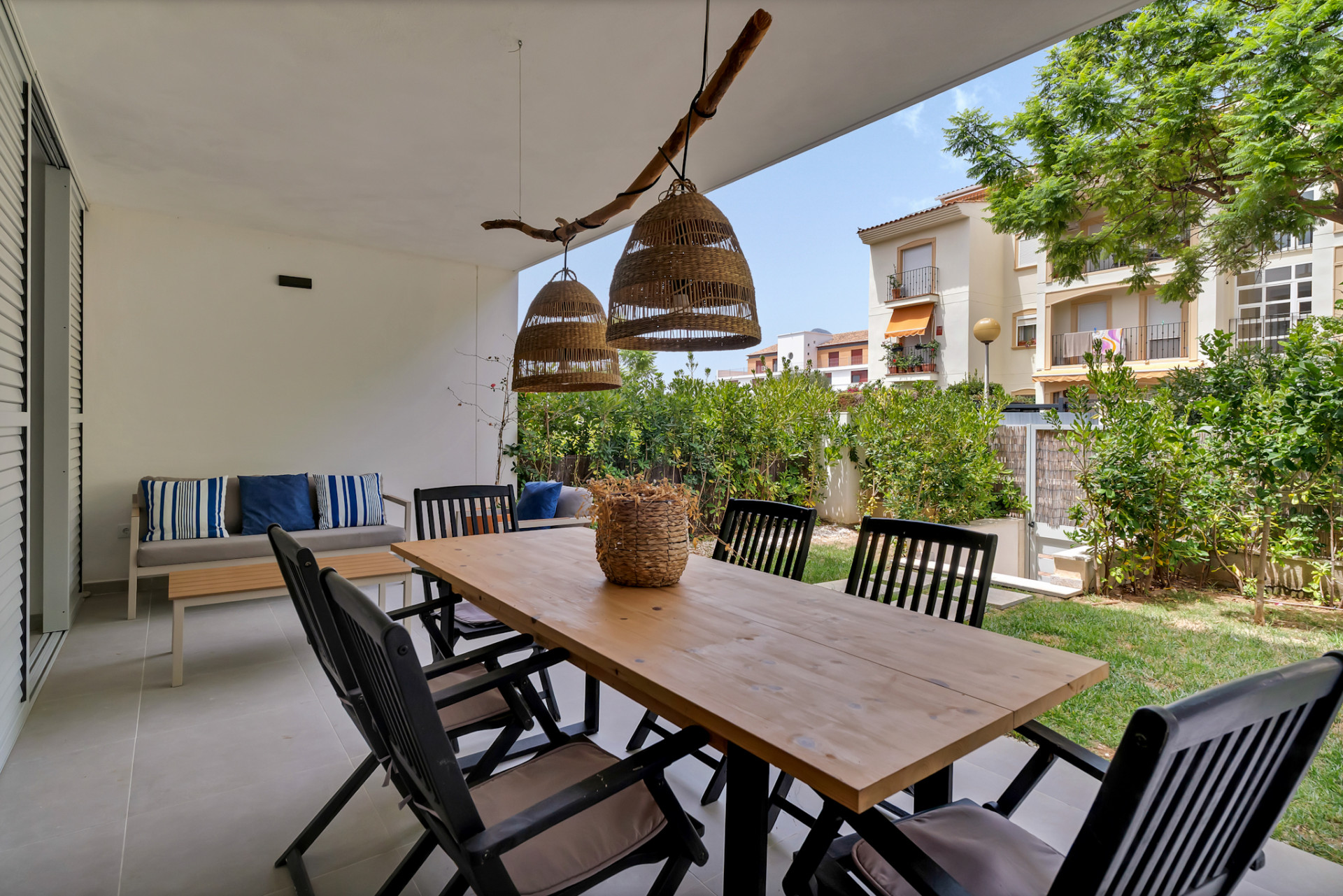 Überdachte Terrasse und privater Garten