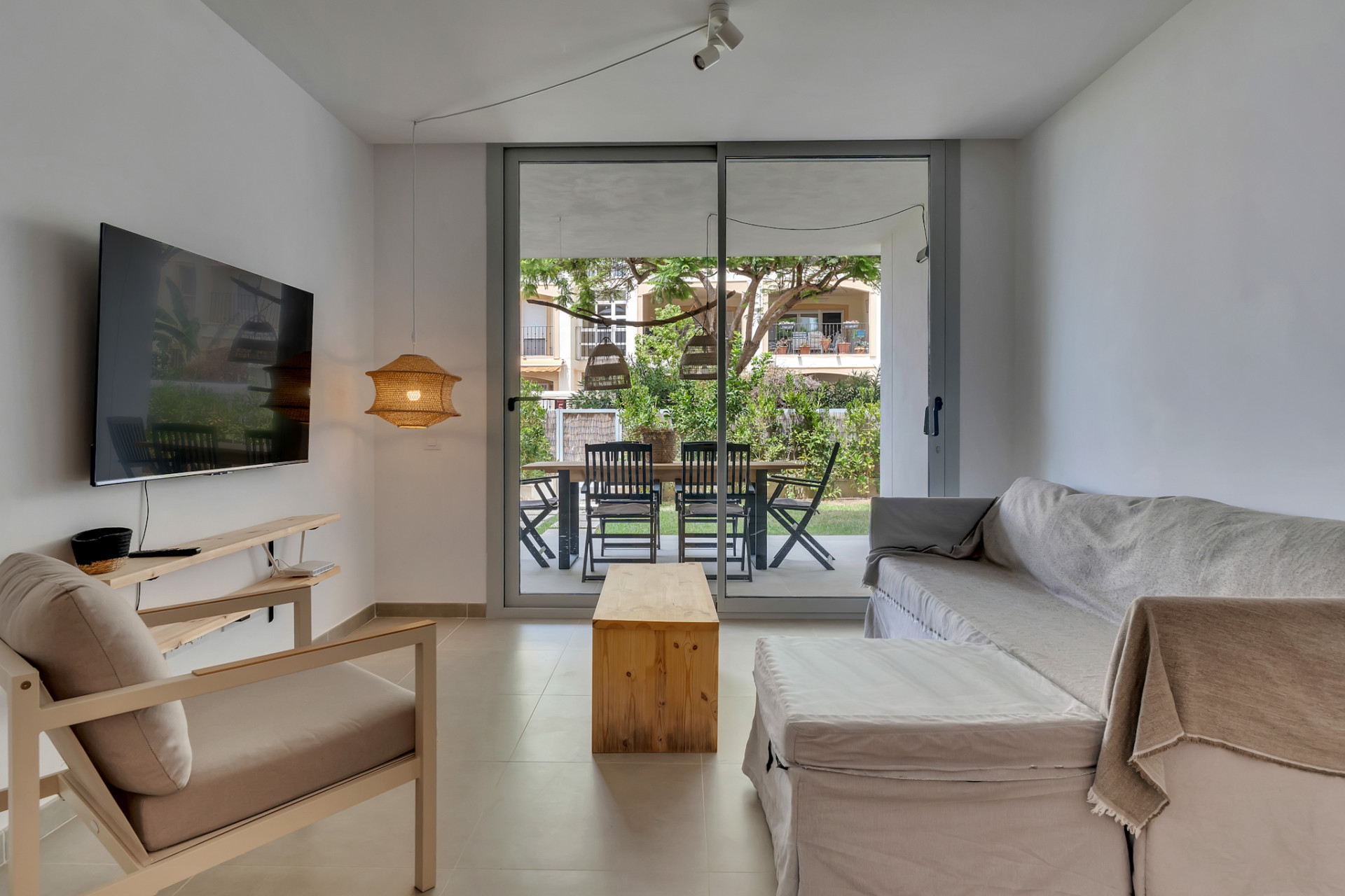 Wohnzimmer mit Zugang zum Garten