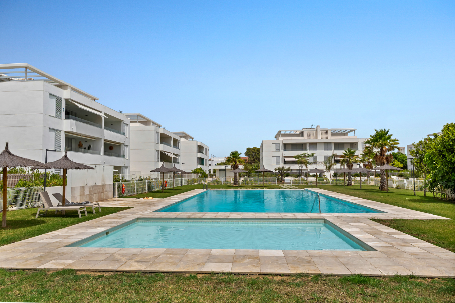 Gemeinschaftspool und Gartenbereich