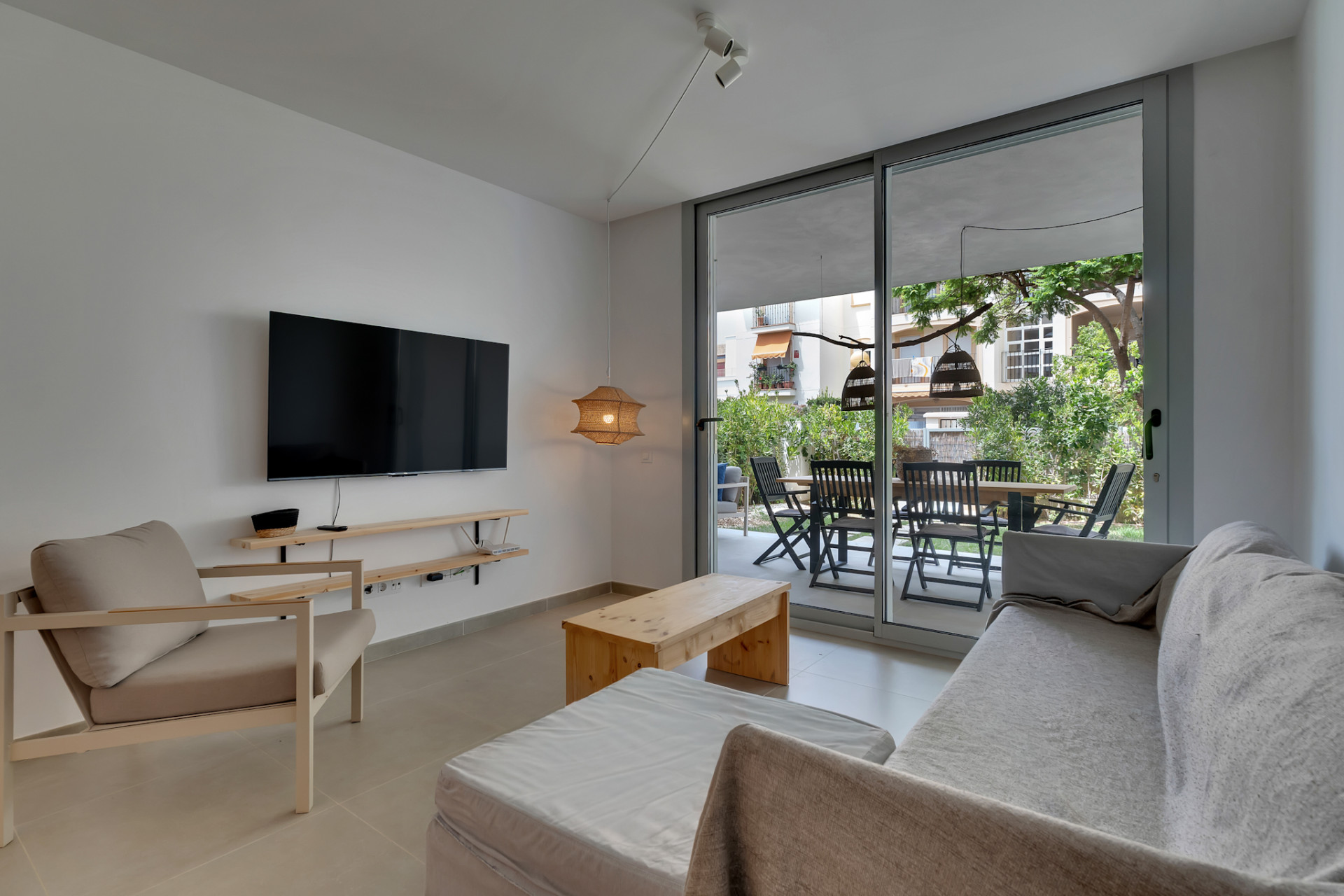 Wohnzimmer mit Zugang zur Terrasse