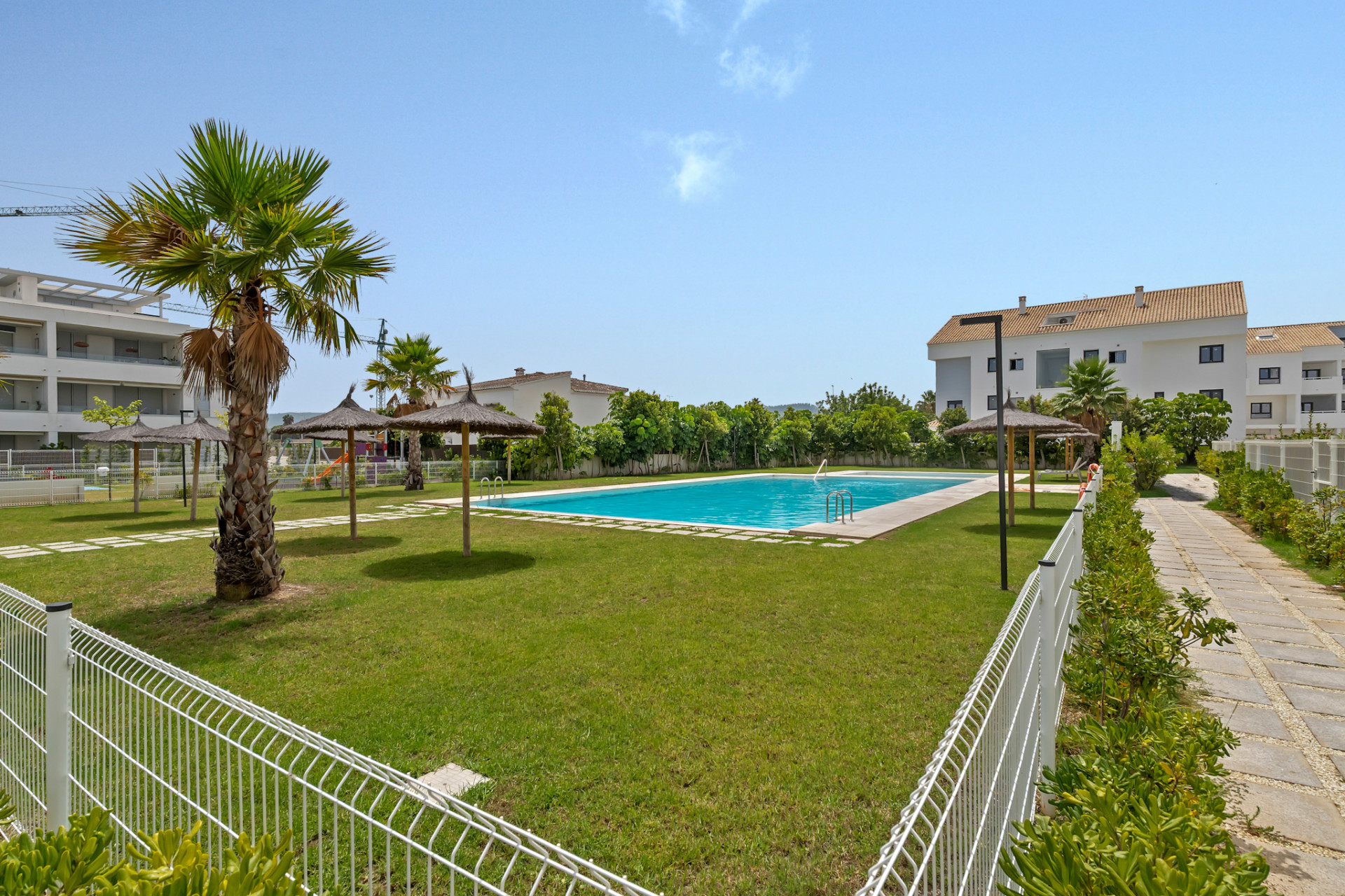 Gemeinschaftspool und Gartenanlage
