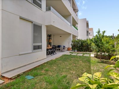 Privater Garten und überdachte Terrasse