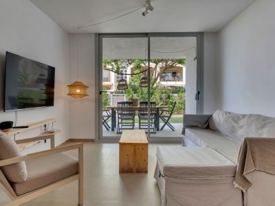 Wohnzimmer mit Zugang zum Garten