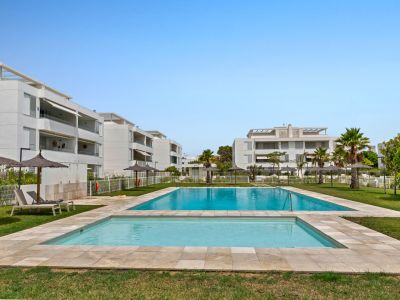 Gemeinschaftspool und Gartenbereich