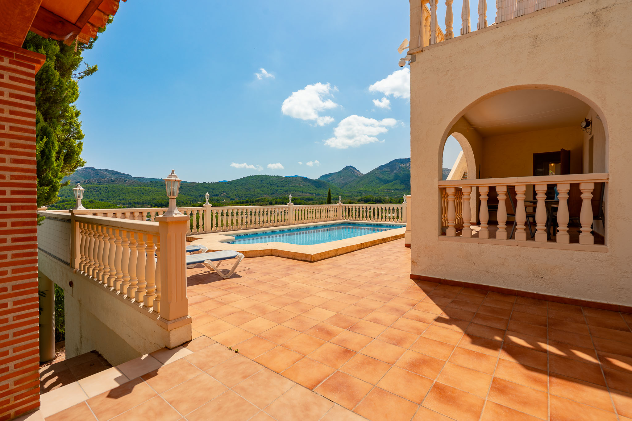 Poolterrasse mit Bergblick