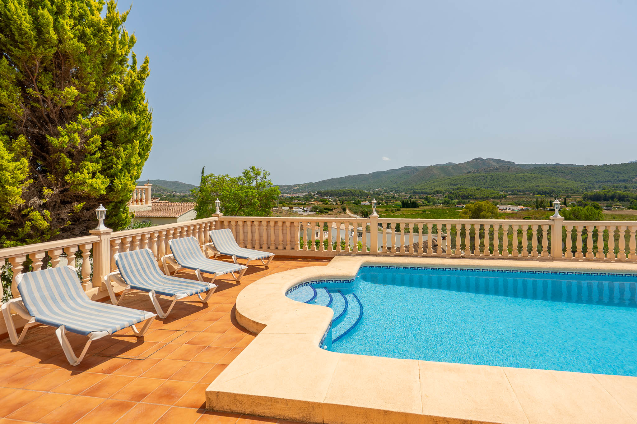 Poolterrasse mit Bergblick