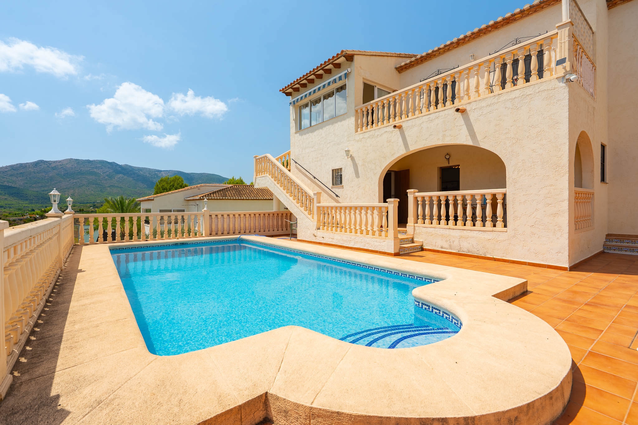 Privater Pool und Terrasse