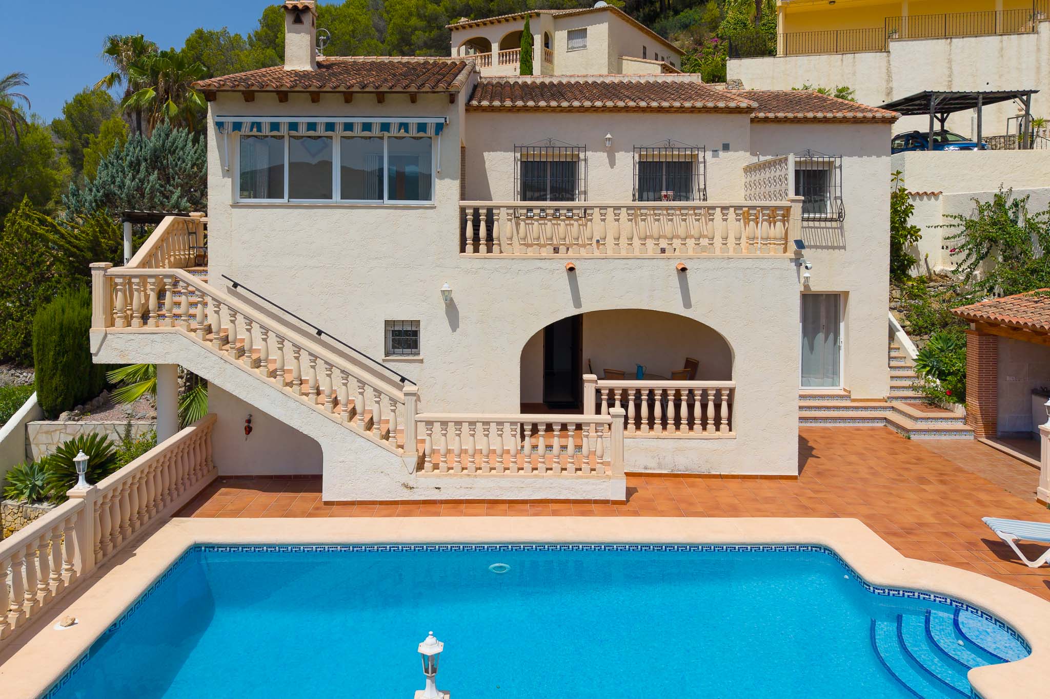 Pool und Außenansicht der Villa
