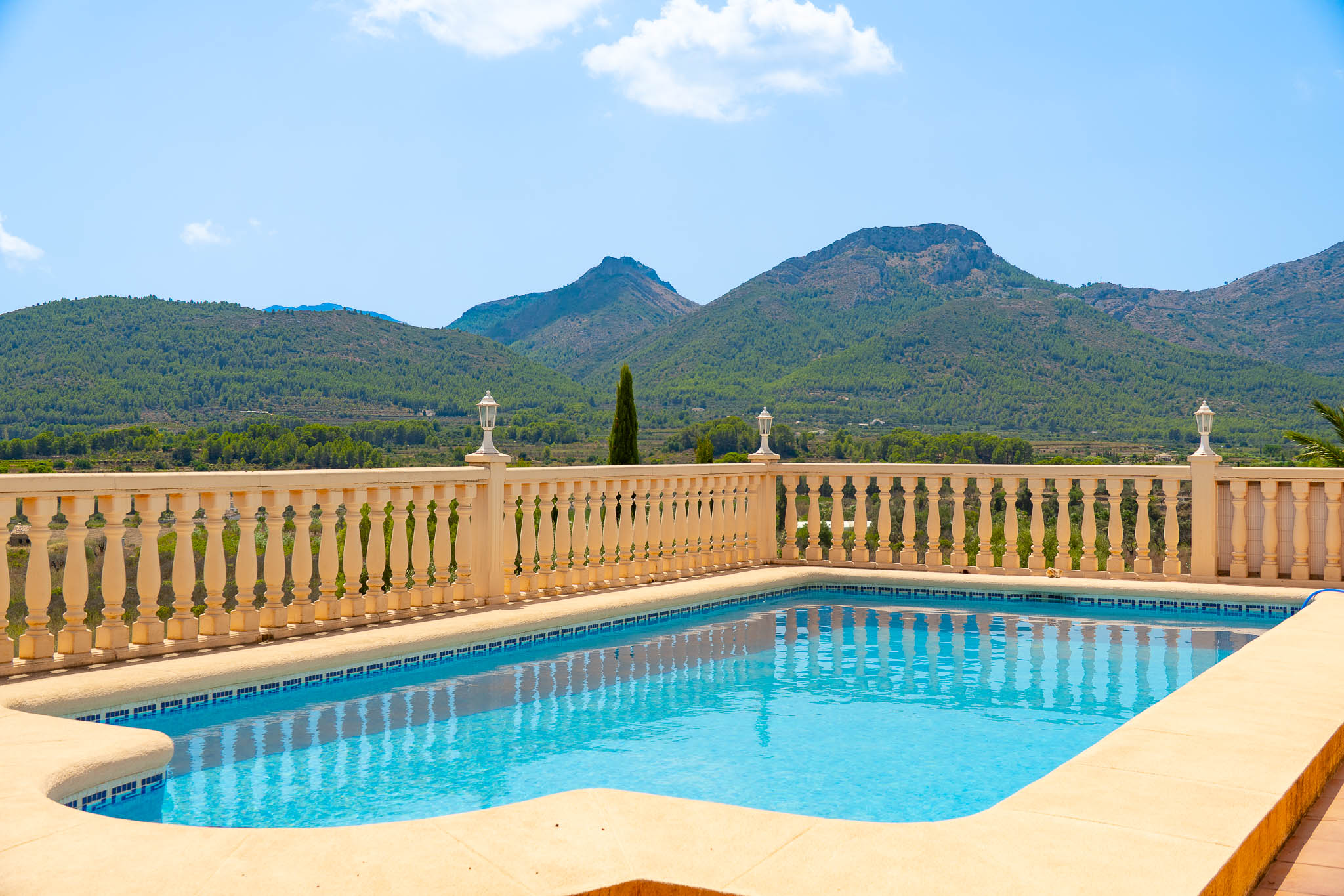 Swimmingpool mit Bergblick