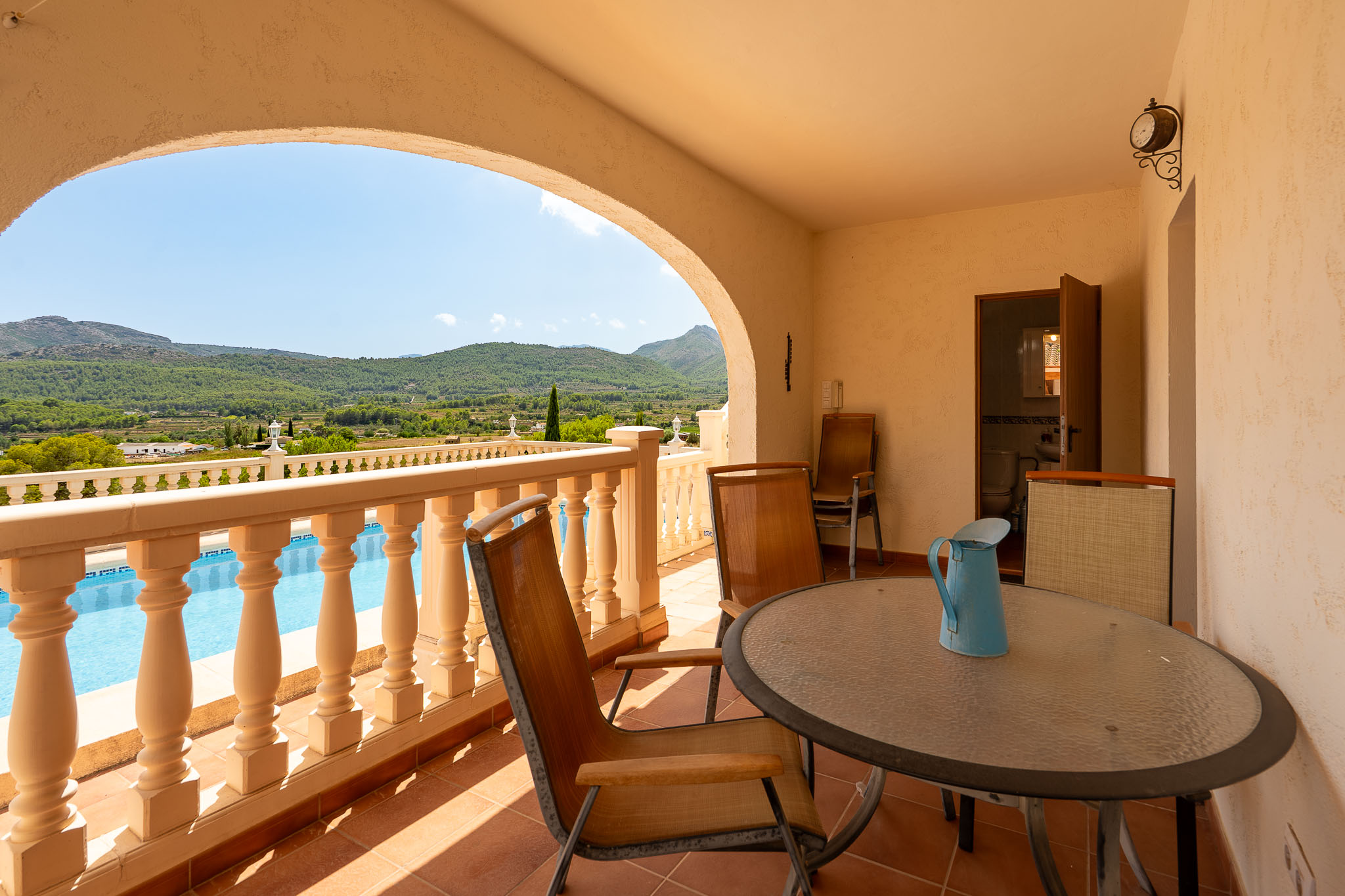 Überdachte Terrasse mit Bergblick