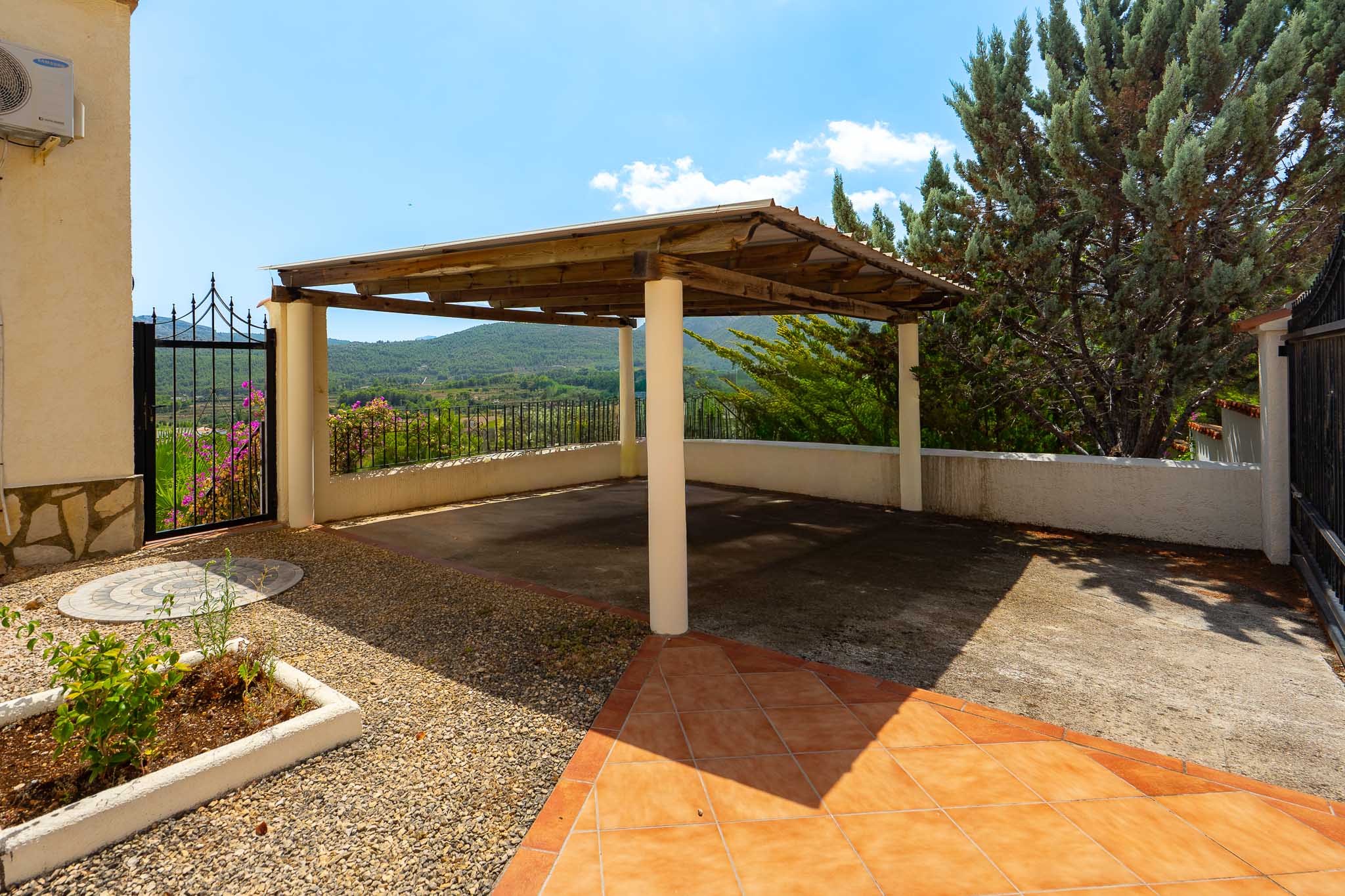 Carport mit Bergblick
