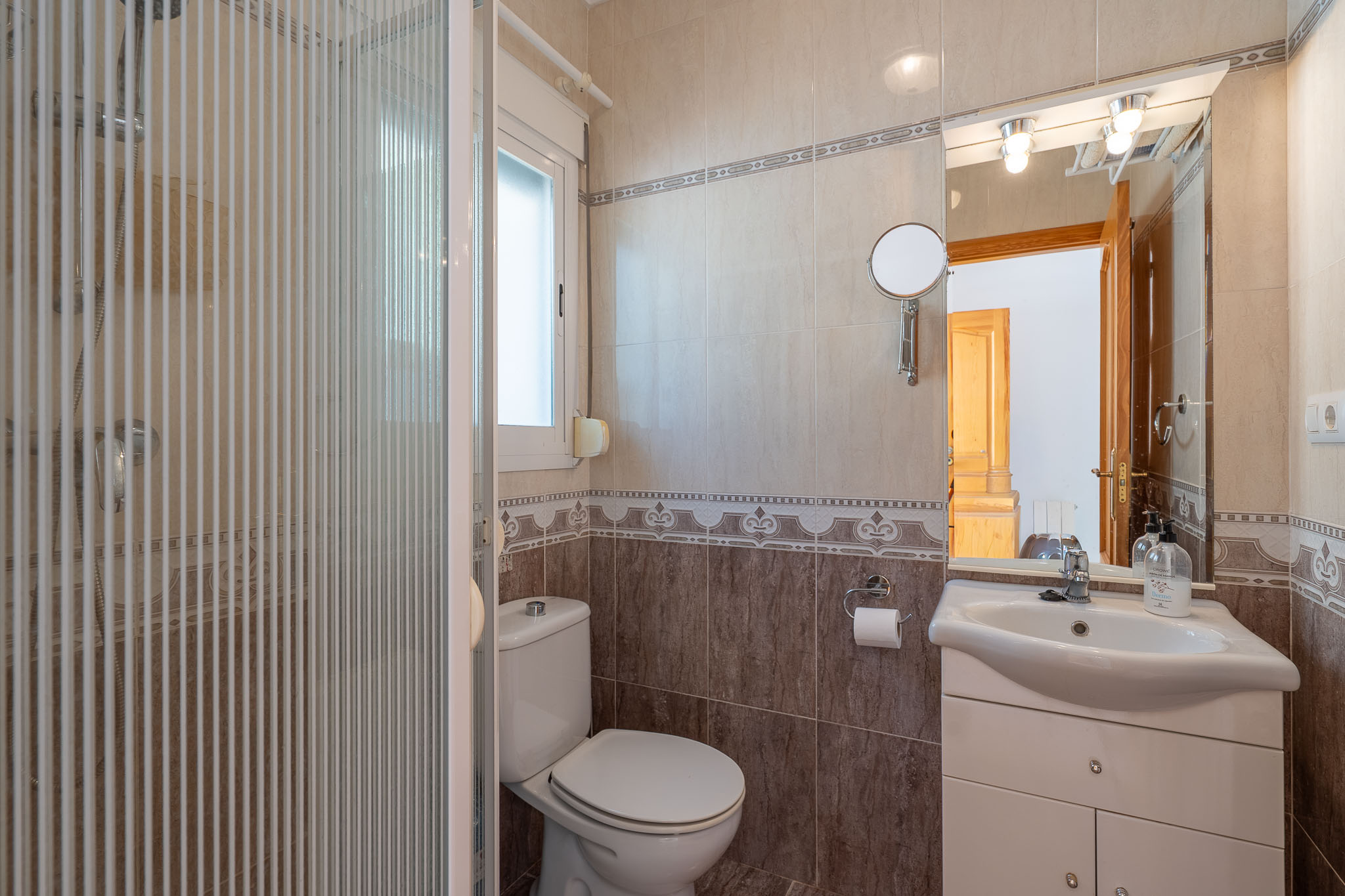 Badezimmer mit Dusche