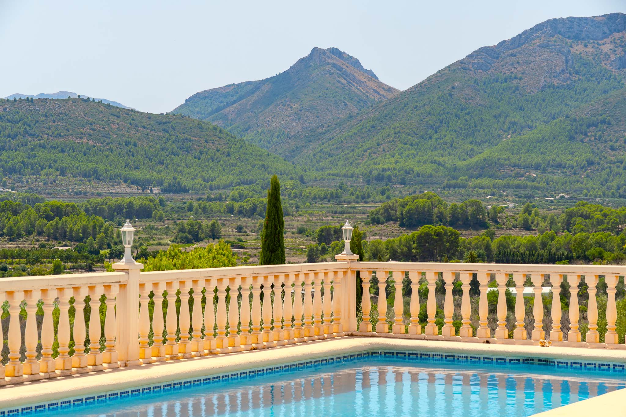 Pool mit Bergblick