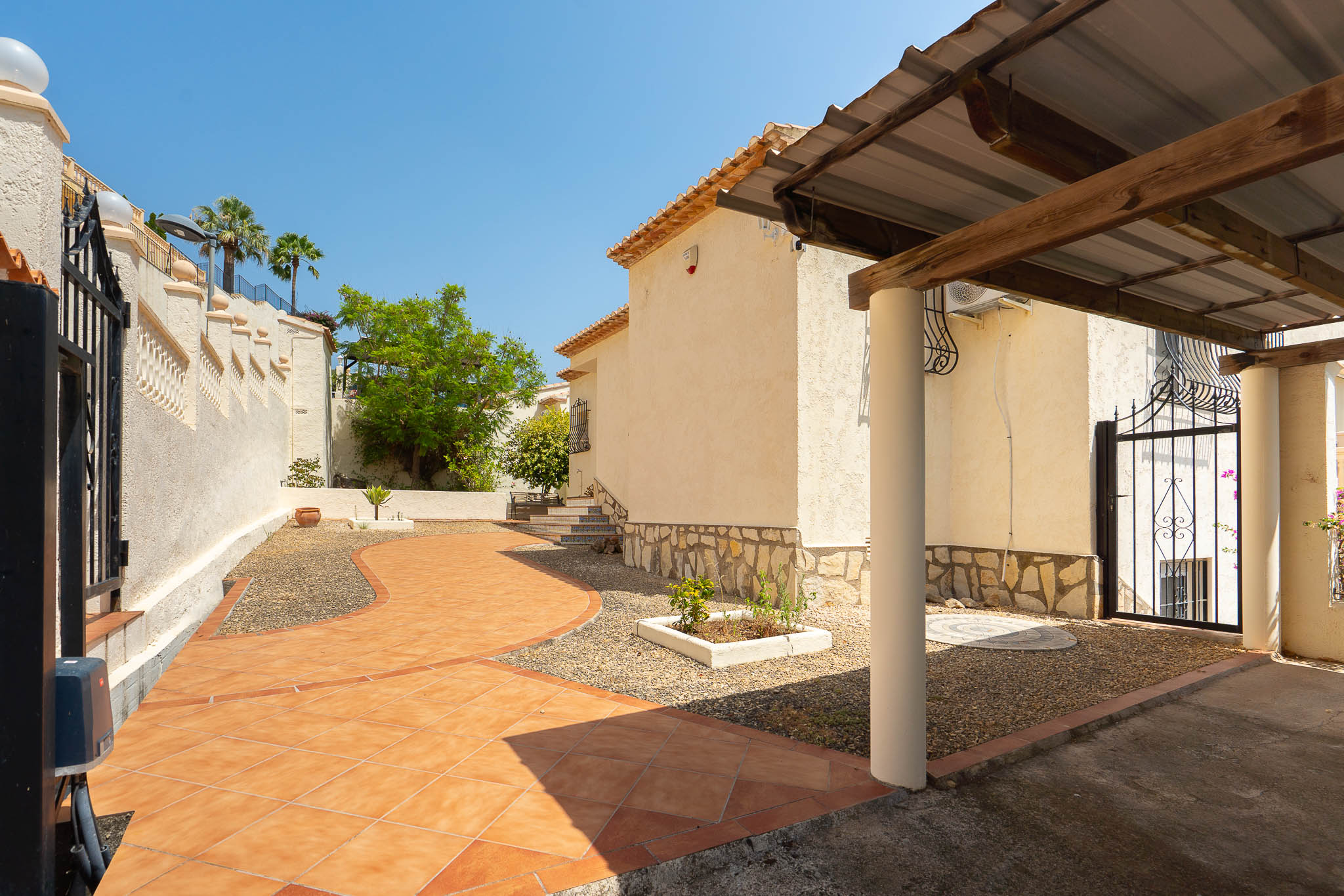 Eingangsbereich und Carport