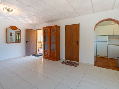 Wohnzimmer mit halboffener Küche
