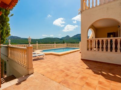Poolterrasse mit Bergblick