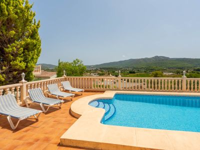 Poolterrasse mit Bergblick