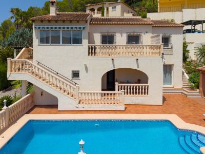 Pool und Außenansicht der Villa