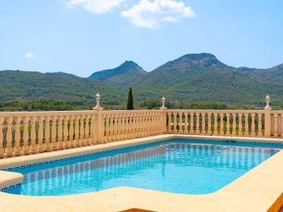 Swimmingpool mit Bergblick