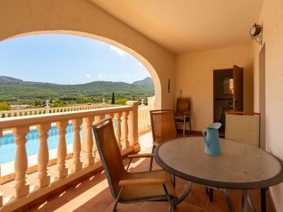Überdachte Terrasse mit Bergblick